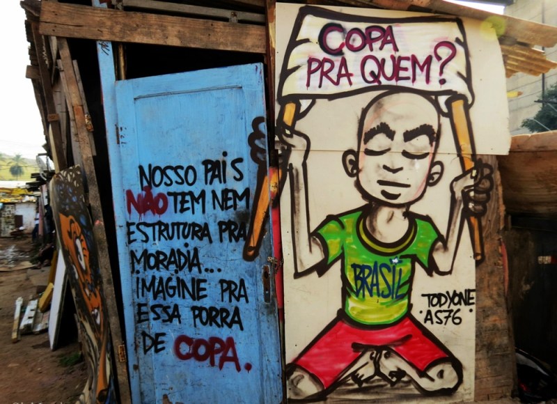 ¿Copa para quién?, uno de los grafittis contra el Mundial en las calles brasikeñas. Foto: Agencias. 