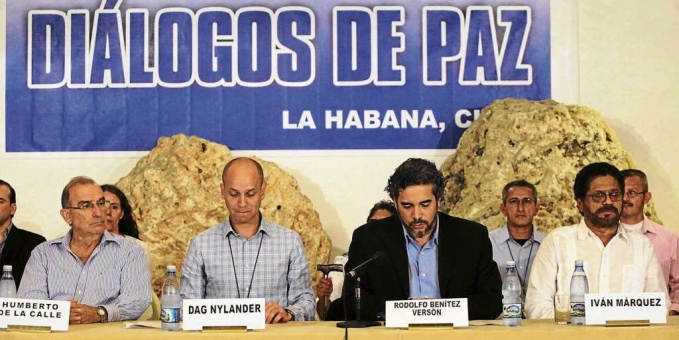 Humberto de La Calle, delegado del Gobierno colombiano; Dag Nylander, representante del Gobierno de Noruega; Rodolfo Benítez, representante del Gobierno de Cuba, y comandante Iván Márquez, delegado de las FARC-EP, dando conferencia de prensa en el inicio de los diálogos de paz colombiana en La Habana Cuba