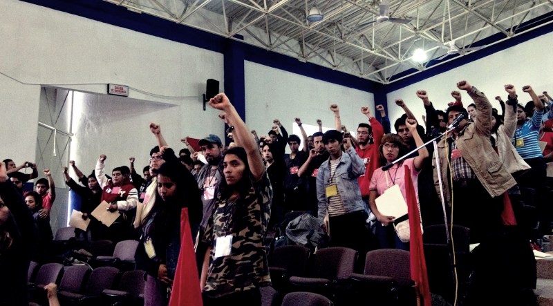 Asistentes al Congreso de las Juventudes Comunistas entonan La Internacional, himno del comunismo. Foto: Cortesía 