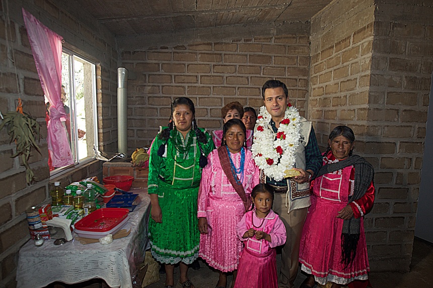 Peña Nieto: Matar campesinos y apoyar mineras&nbsp;canadienses