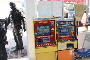 Policias federales armados y con pasamontañas decomisan en establecimientos populares las máquinas tragamonedas. Foto: Vanguardia