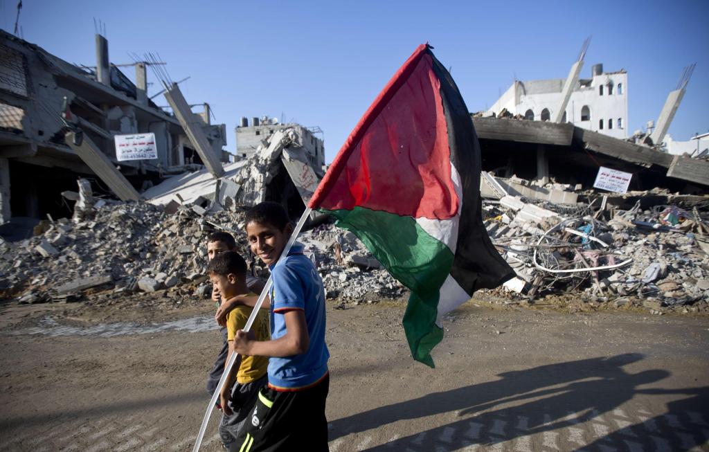 Dos niños se pasean sobre la Gaza derruida. Foto: NBC