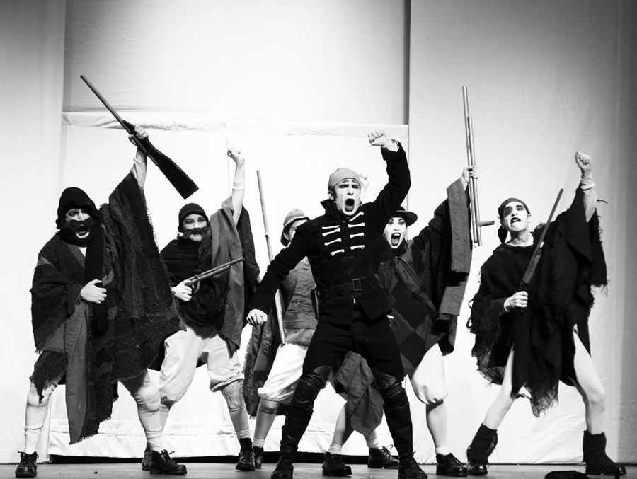 El grupo teatral La Patogallina monta la obra "El húsar de la muerte" (FOTO: diariouchile)